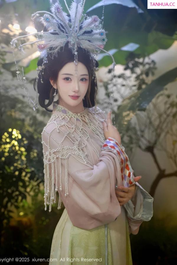   [XiuRen]高清写真图 2025.09.05 No.10736 梨霜儿 浅色古装第4张图片